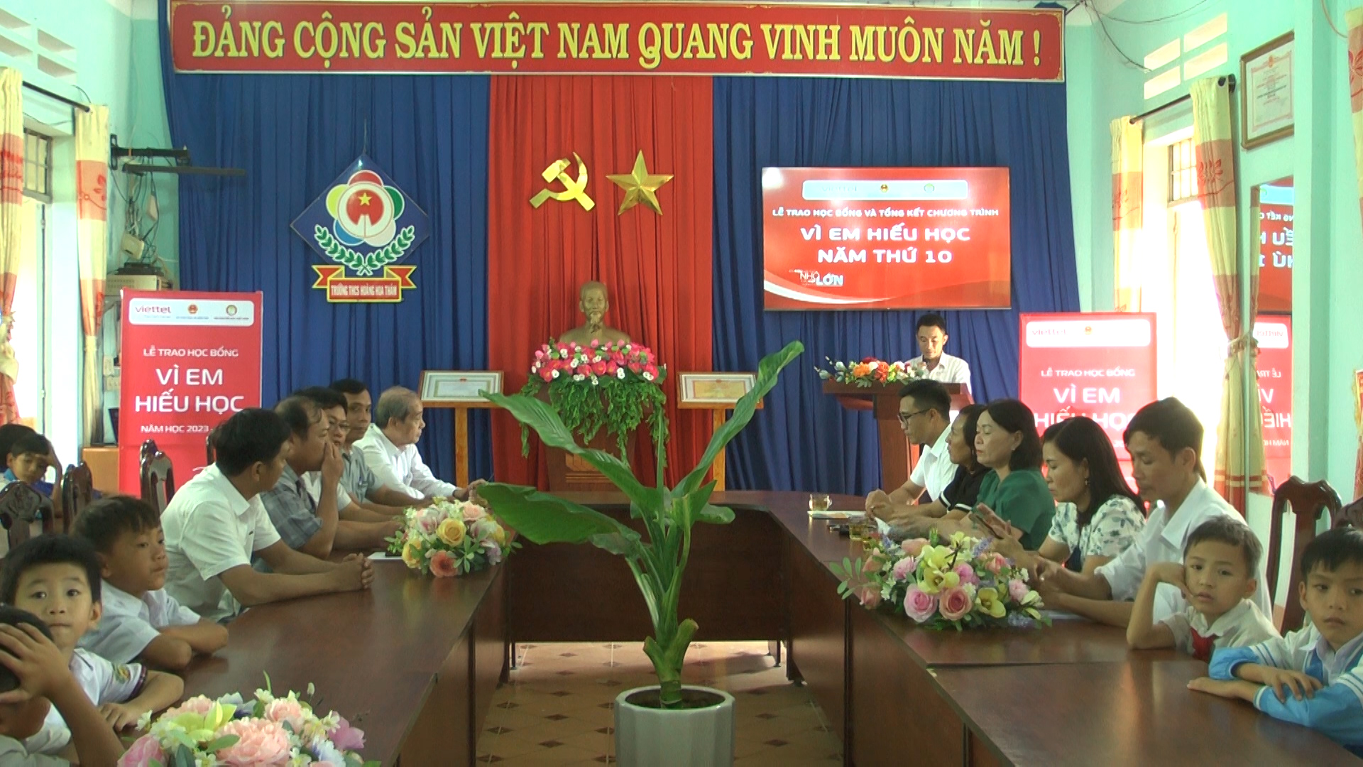 Toàn cảnh trao học bổng
